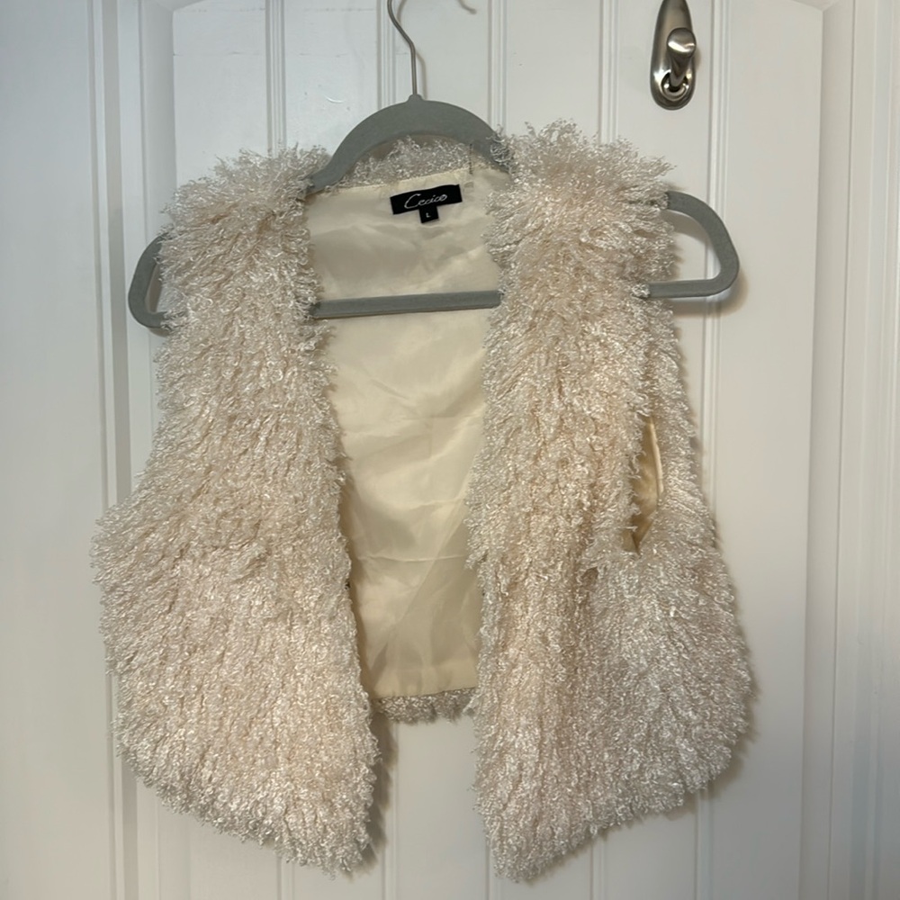 Size L cream fuzzy vest